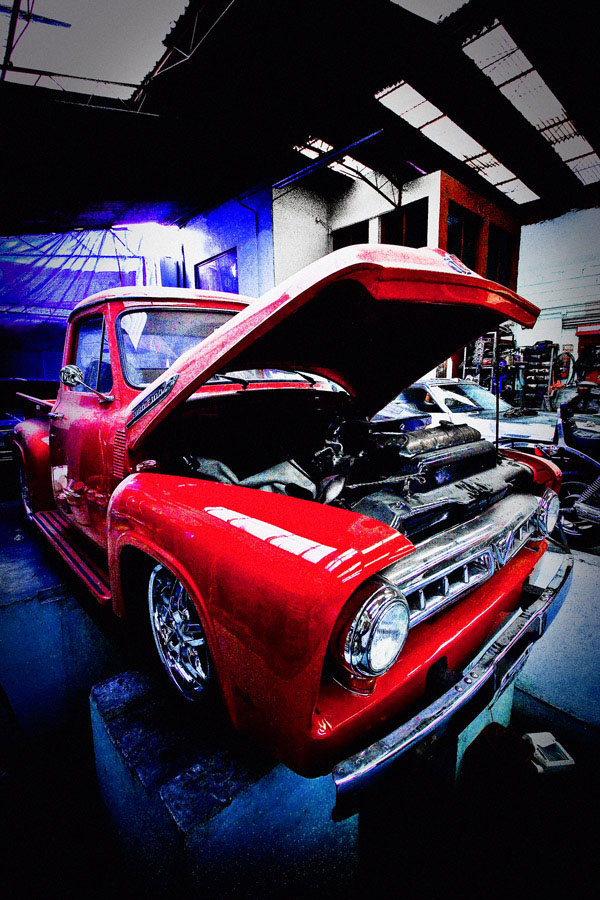 Camioneta Roja en Taller